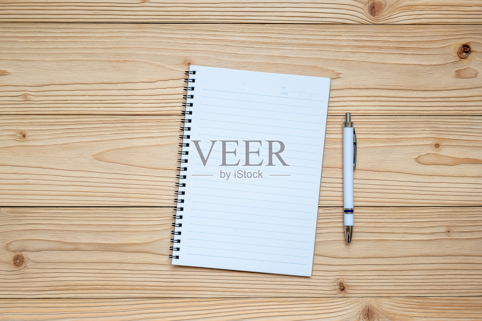 空白笔记本与钢笔在木制背景。俯视图和复制空间的文本照片摄影图片