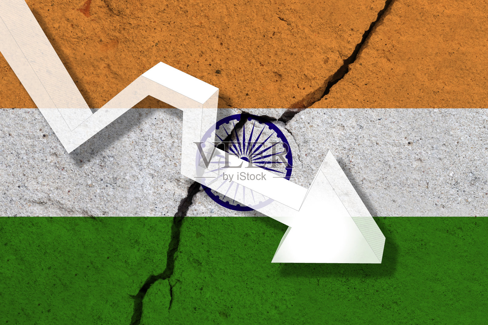 印度国旗在开裂的墙壁上与箭落下。减少的概念在国家。插画图片素材