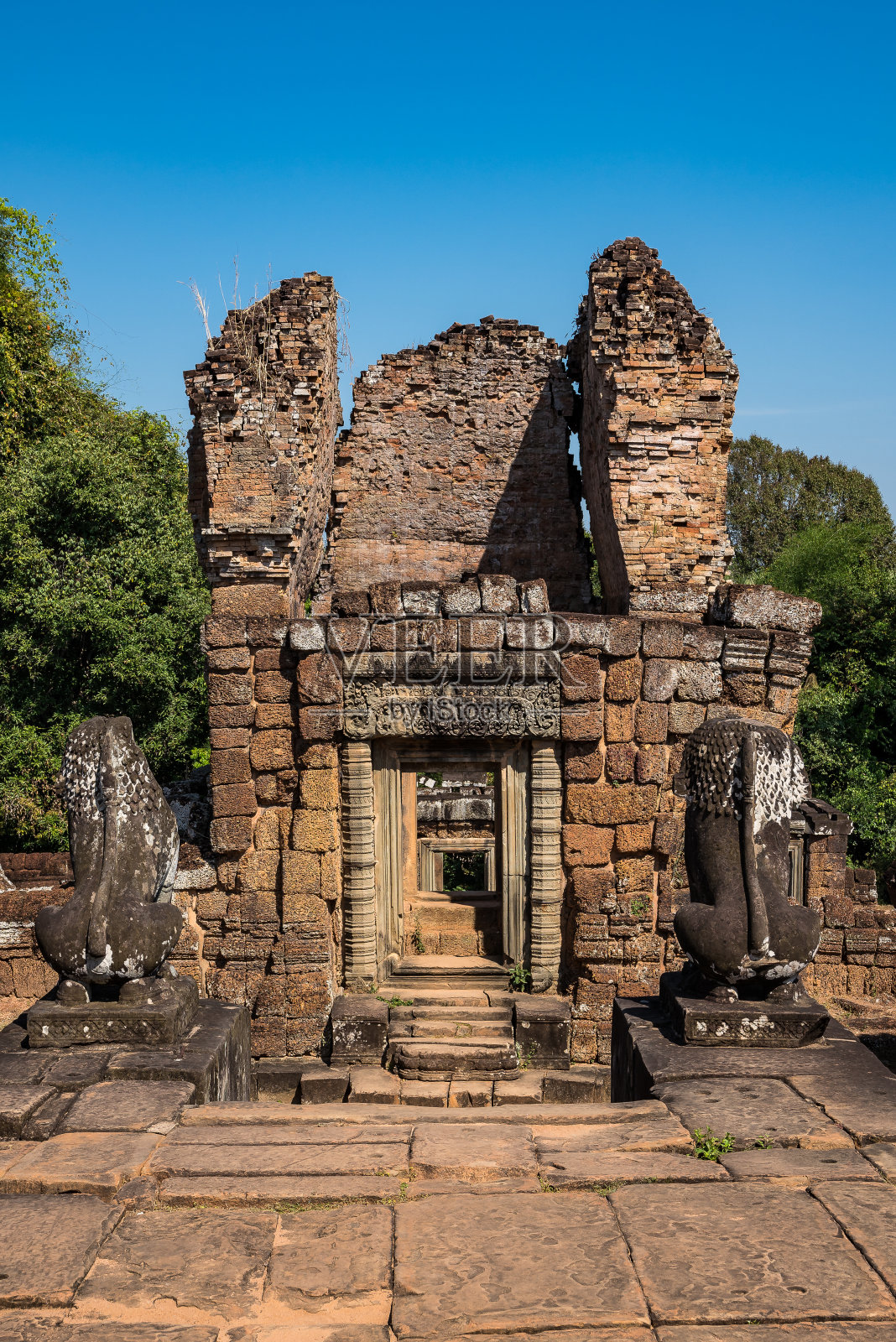 柬埔寨暹粒吴哥窟建筑群中的东梅本寺。照片摄影图片