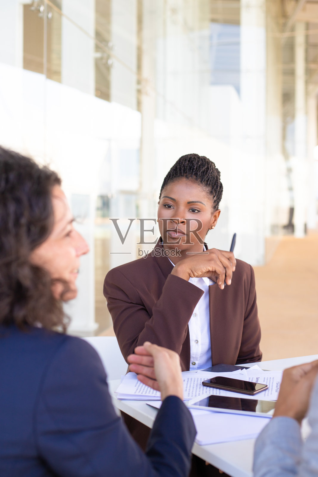 严肃的非裔美国女商人在讨论合同照片摄影图片