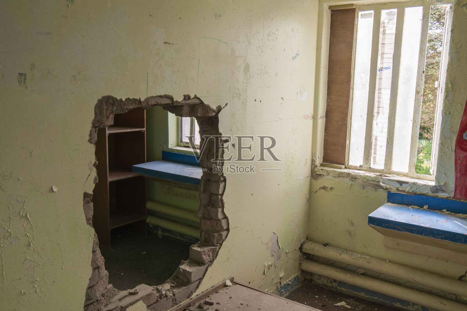 两个牢房之间的墙被打穿了一个洞照片摄影图片