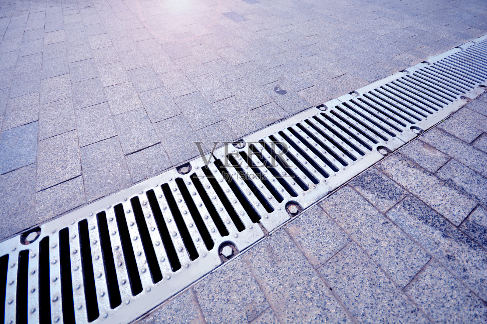 市中心的污水管道照片摄影图片