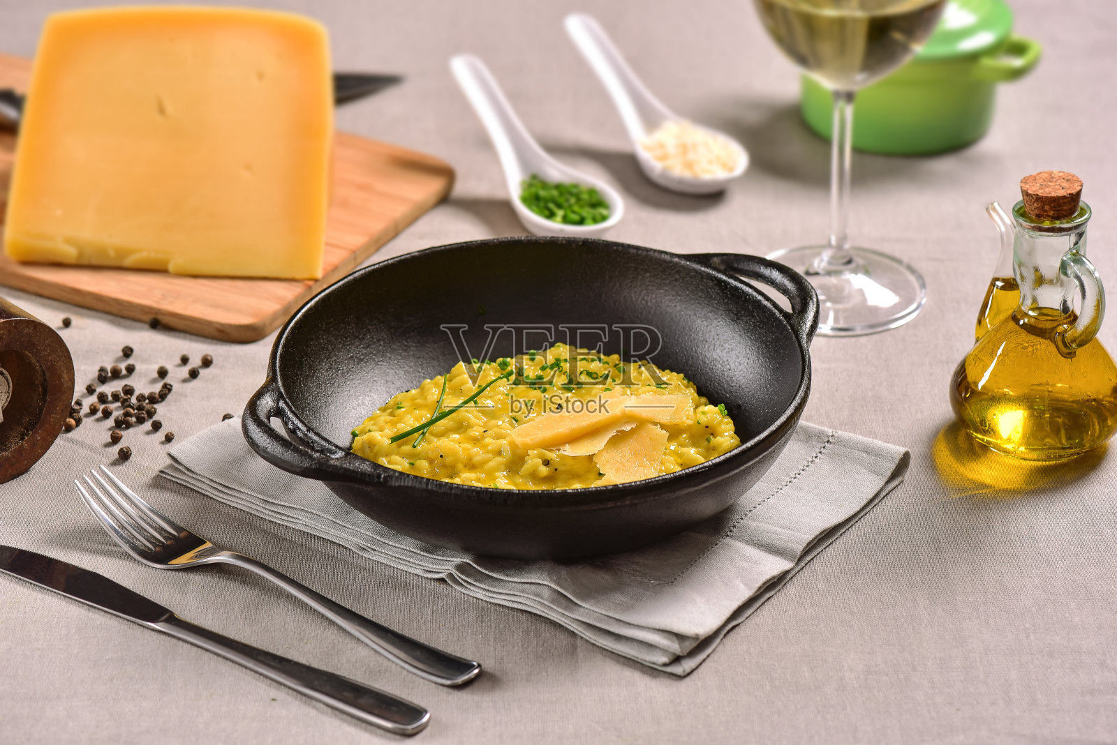 传统的意大利面食放在黑色的平底锅里照片摄影图片