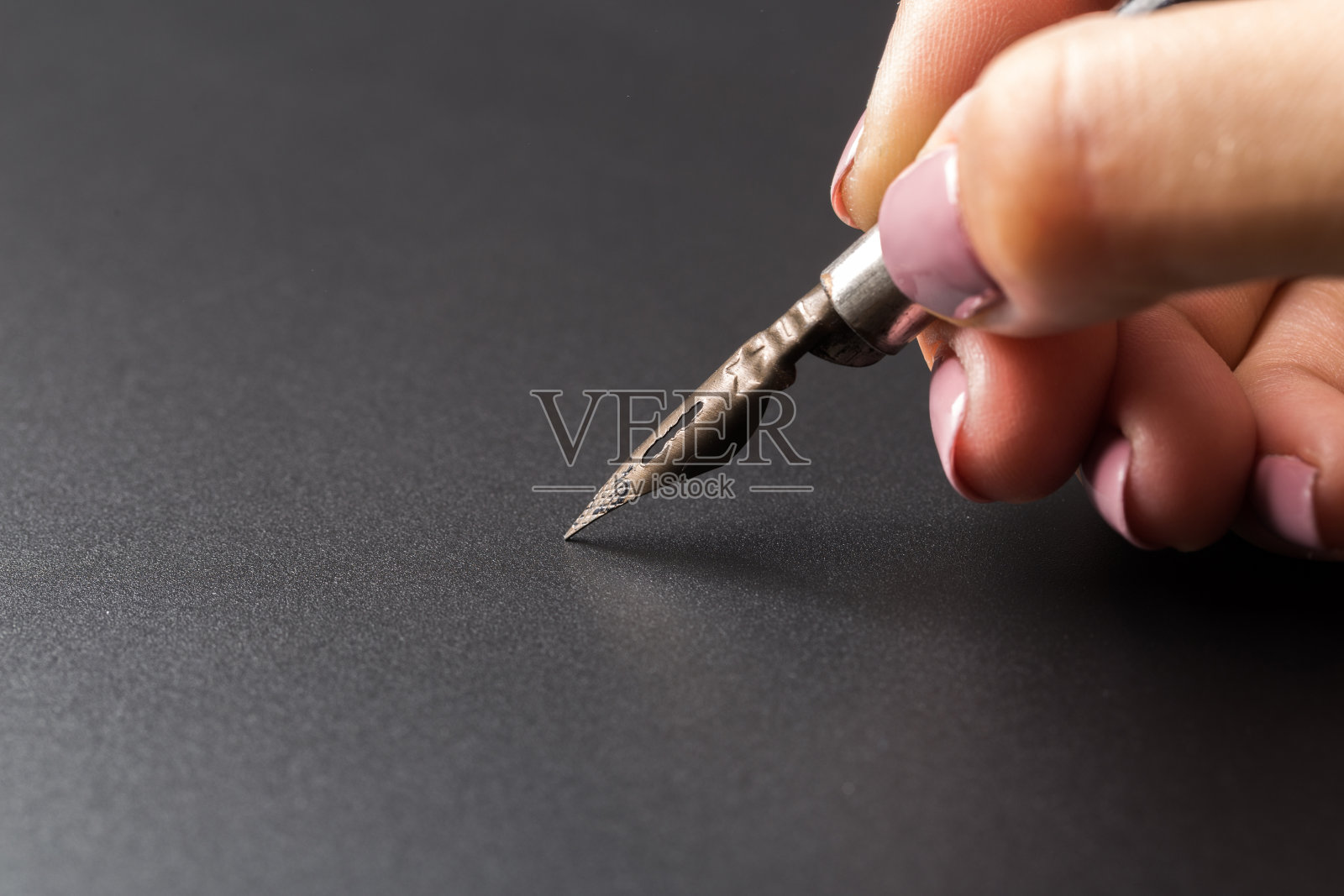 黑色纹理背景上的旧钢笔照片摄影图片