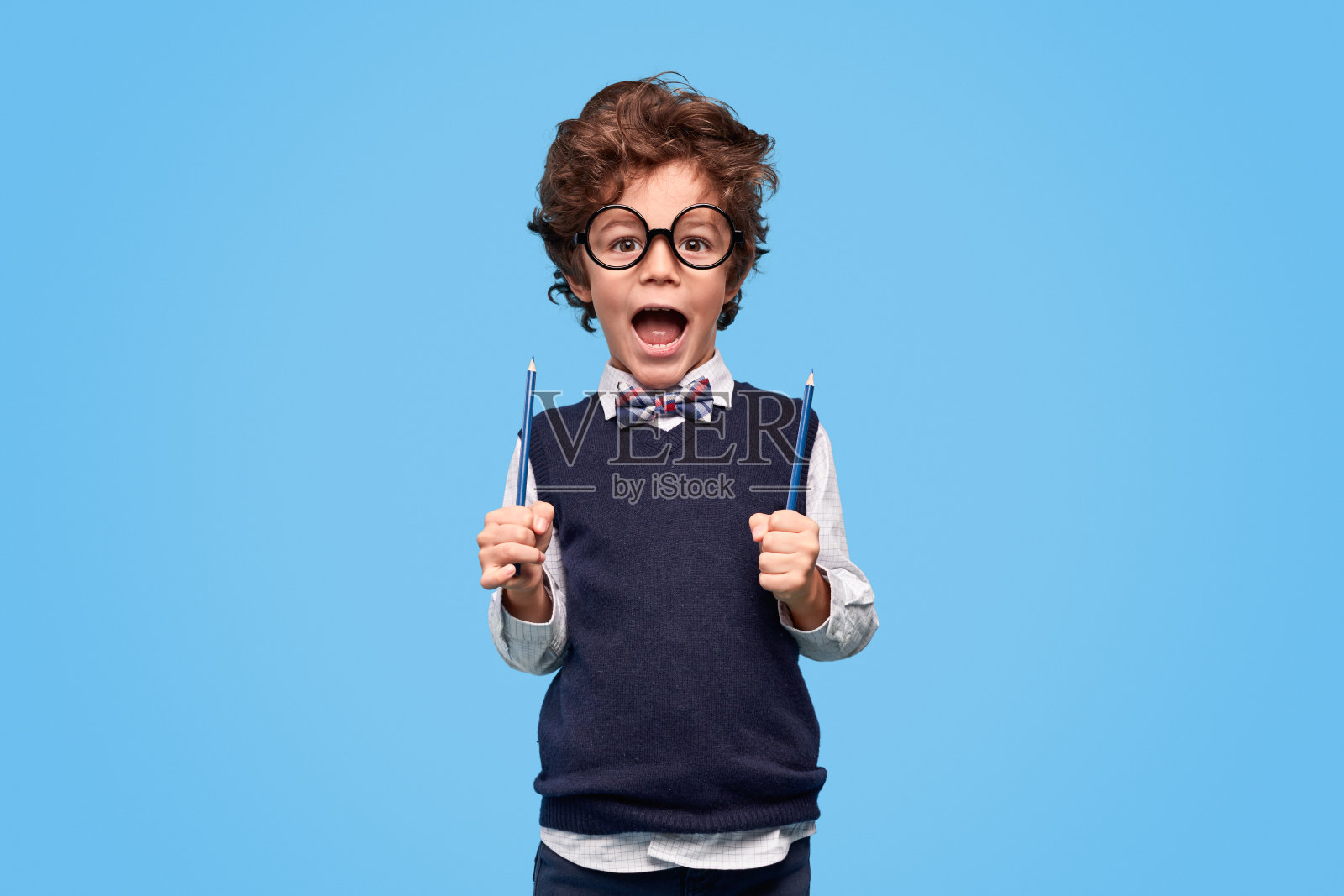 用铅笔的小天才照片摄影图片