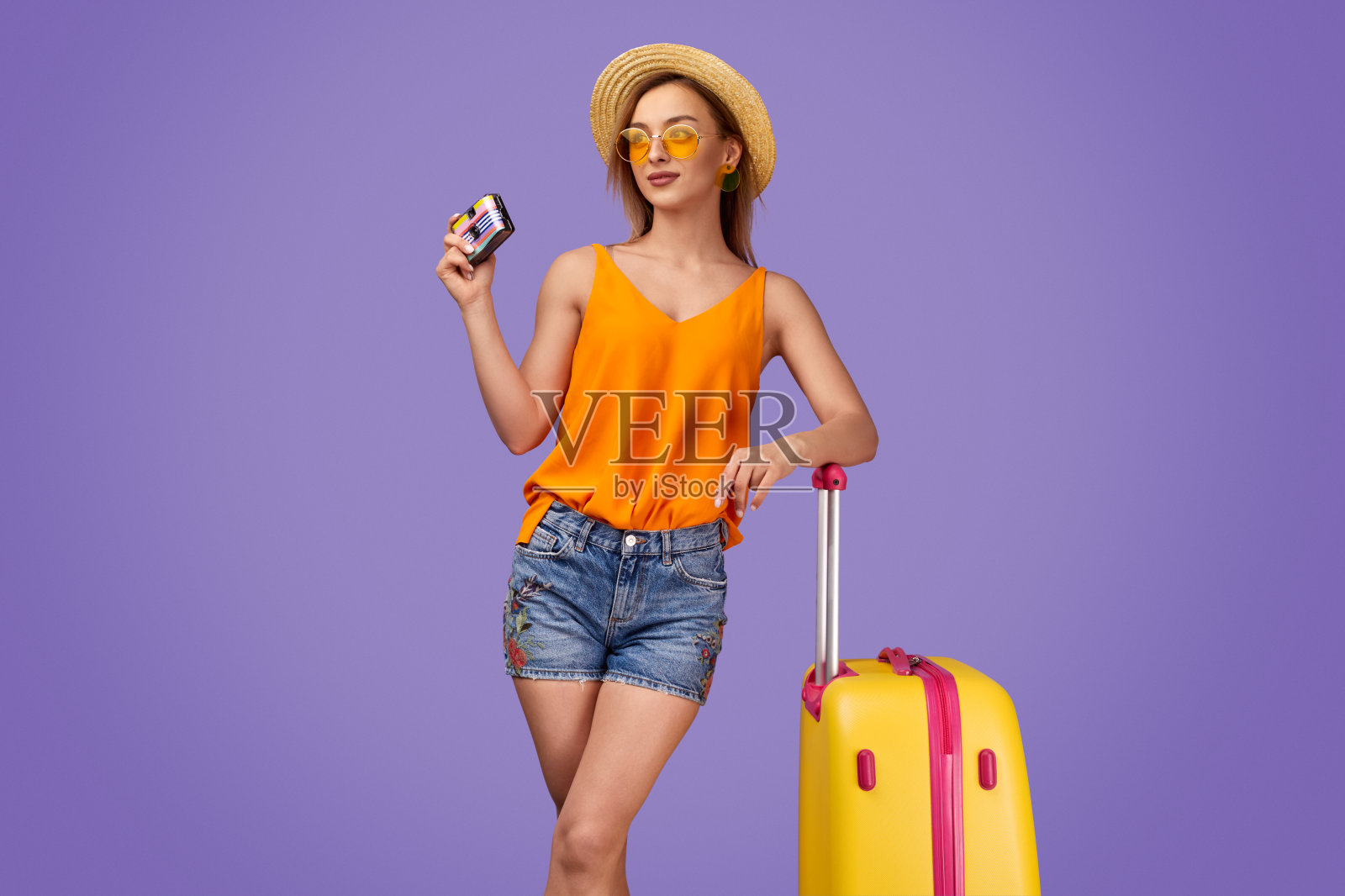 女游客带着相机倚在行李箱上照片摄影图片