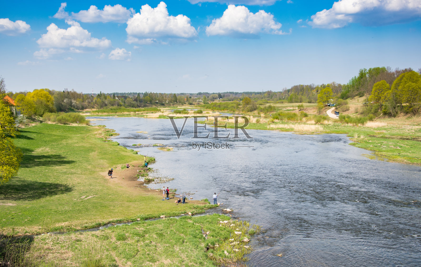 在一个阳光明媚的春日,从桥到河的风景。照片摄影图片