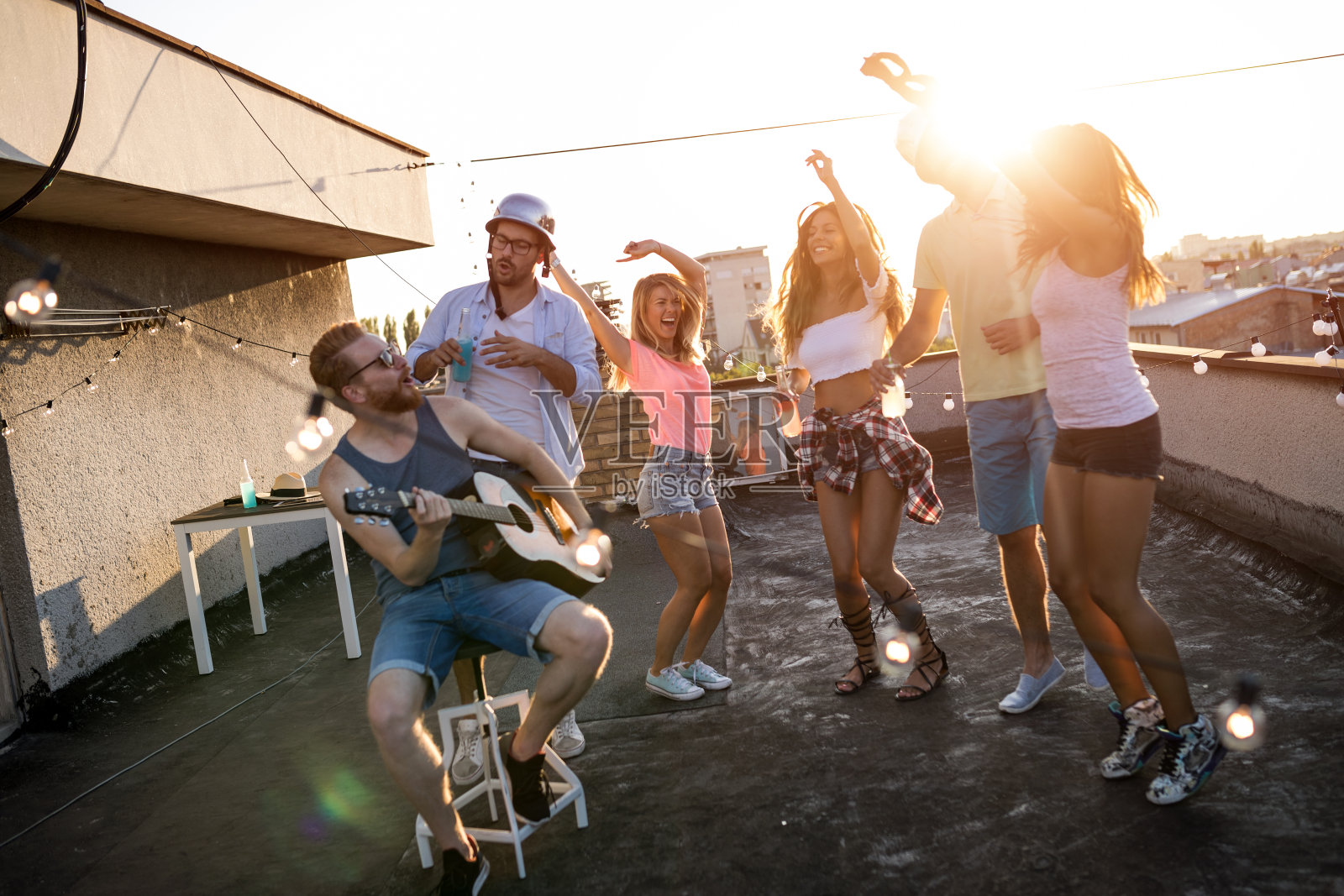 快乐的一群年轻的朋友在玩夏天照片摄影图片