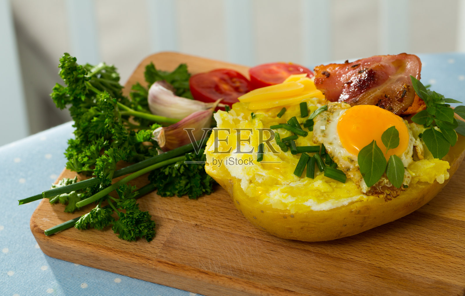 烤土豆配煎蛋、芝士、熏肉、青葱照片摄影图片