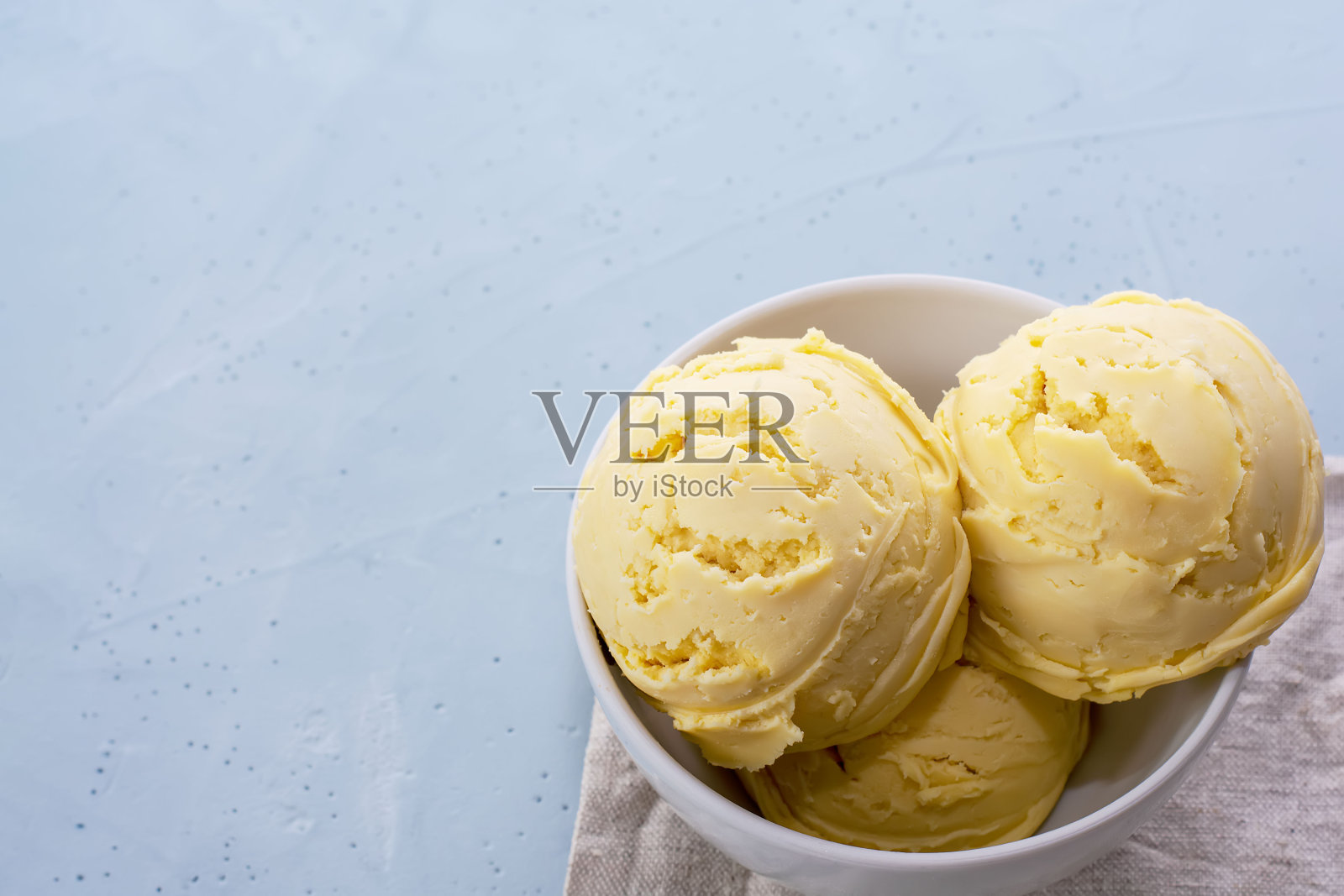 在明亮的背景下自制有机香草冰淇淋照片摄影图片