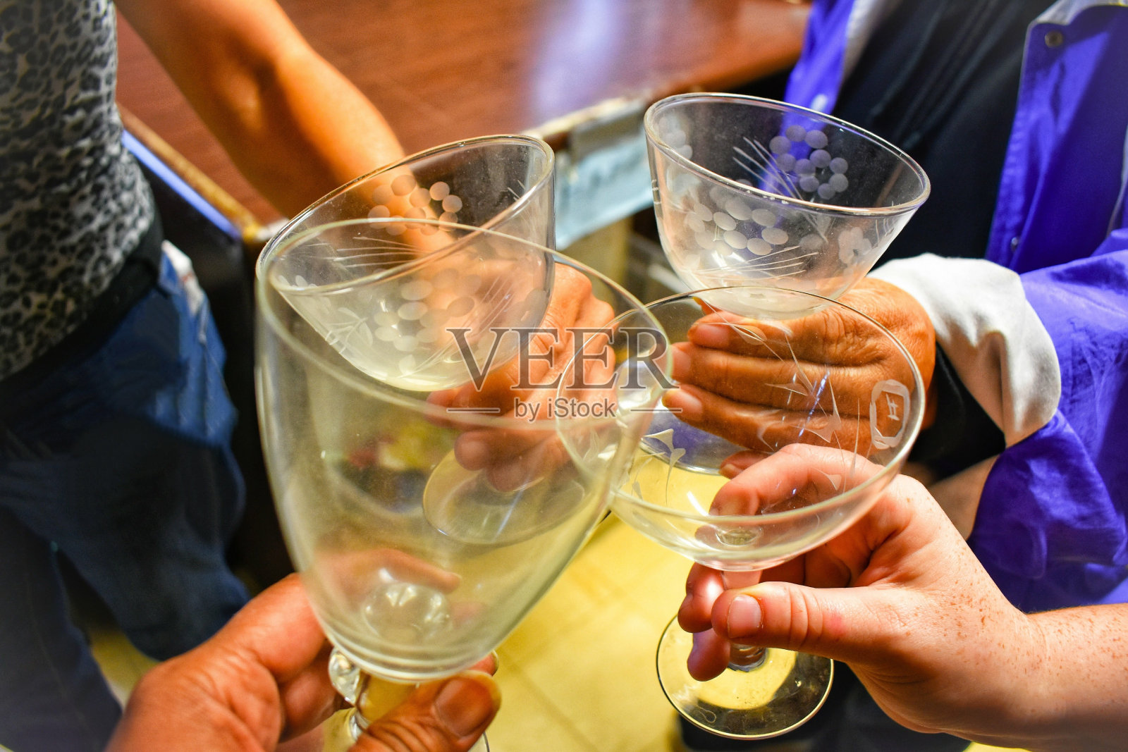 朋友间的祝酒词照片摄影图片