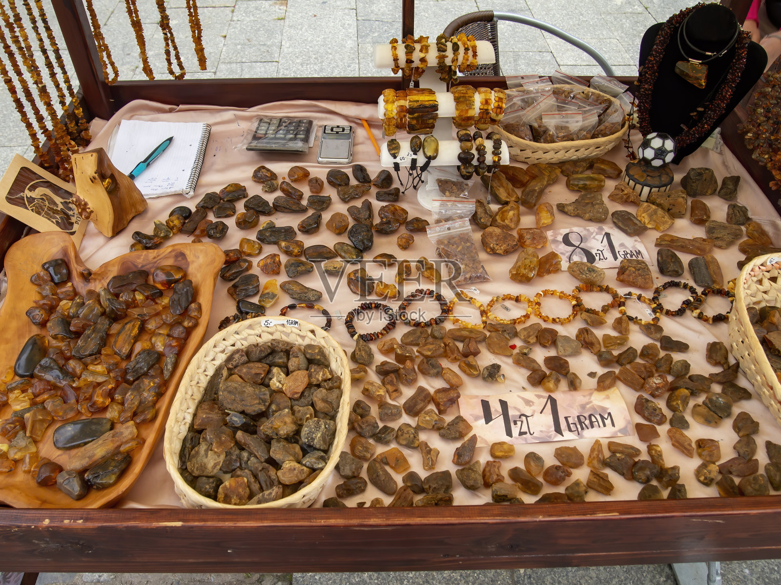 许多琥珀在格丁尼亚出售-波兰照片摄影图片