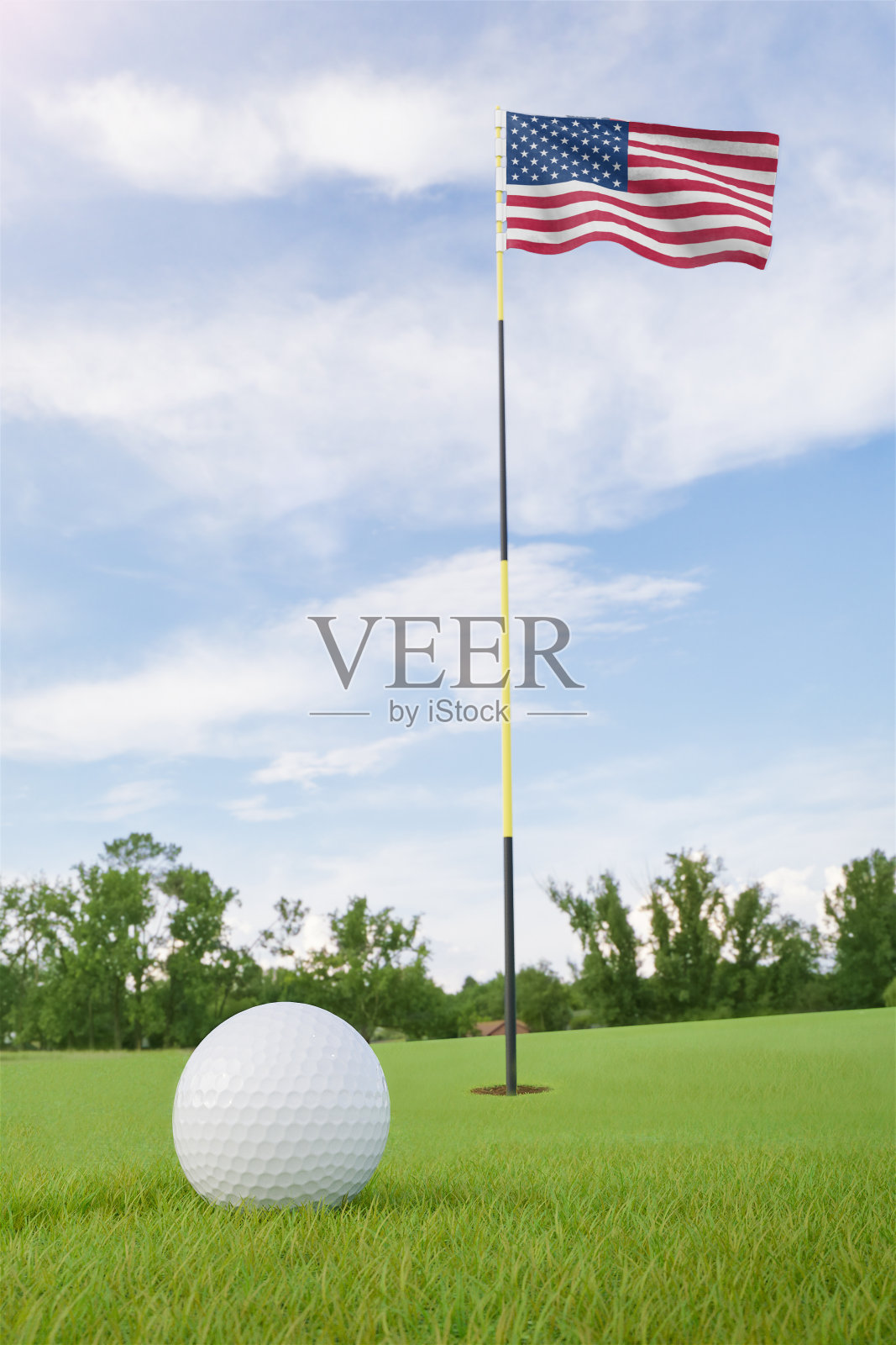 在高尔夫球场上的美国国旗,用球在洞附近的果岭击球照片摄影图片