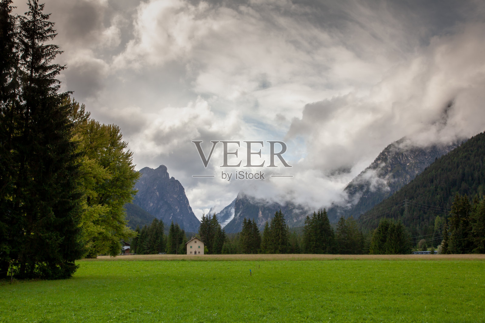 意大利阿尔卑斯山南部的多比阿科多洛米特湖照片摄影图片