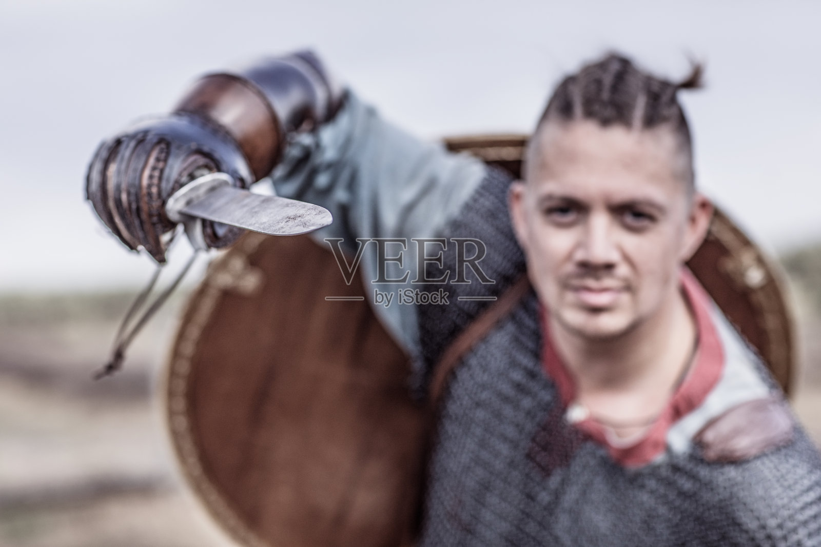 一个单独的维京战士在户外照片摄影图片