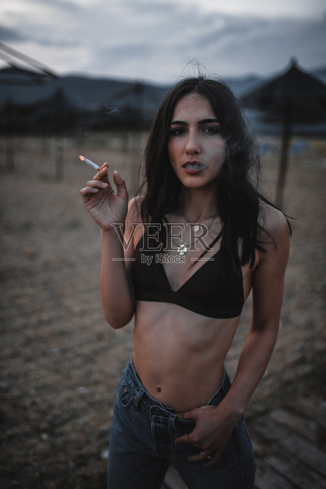 在海滩上吸烟照片摄影图片