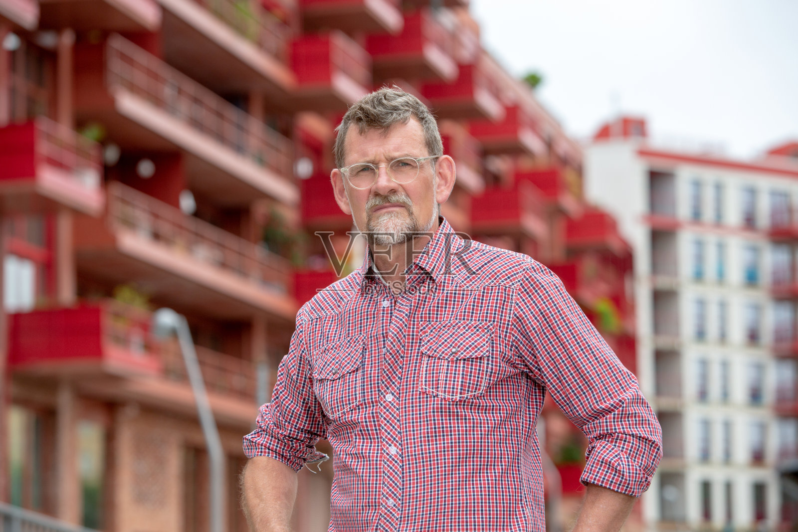 50多岁英俊男子站在大楼前的肖像照片摄影图片