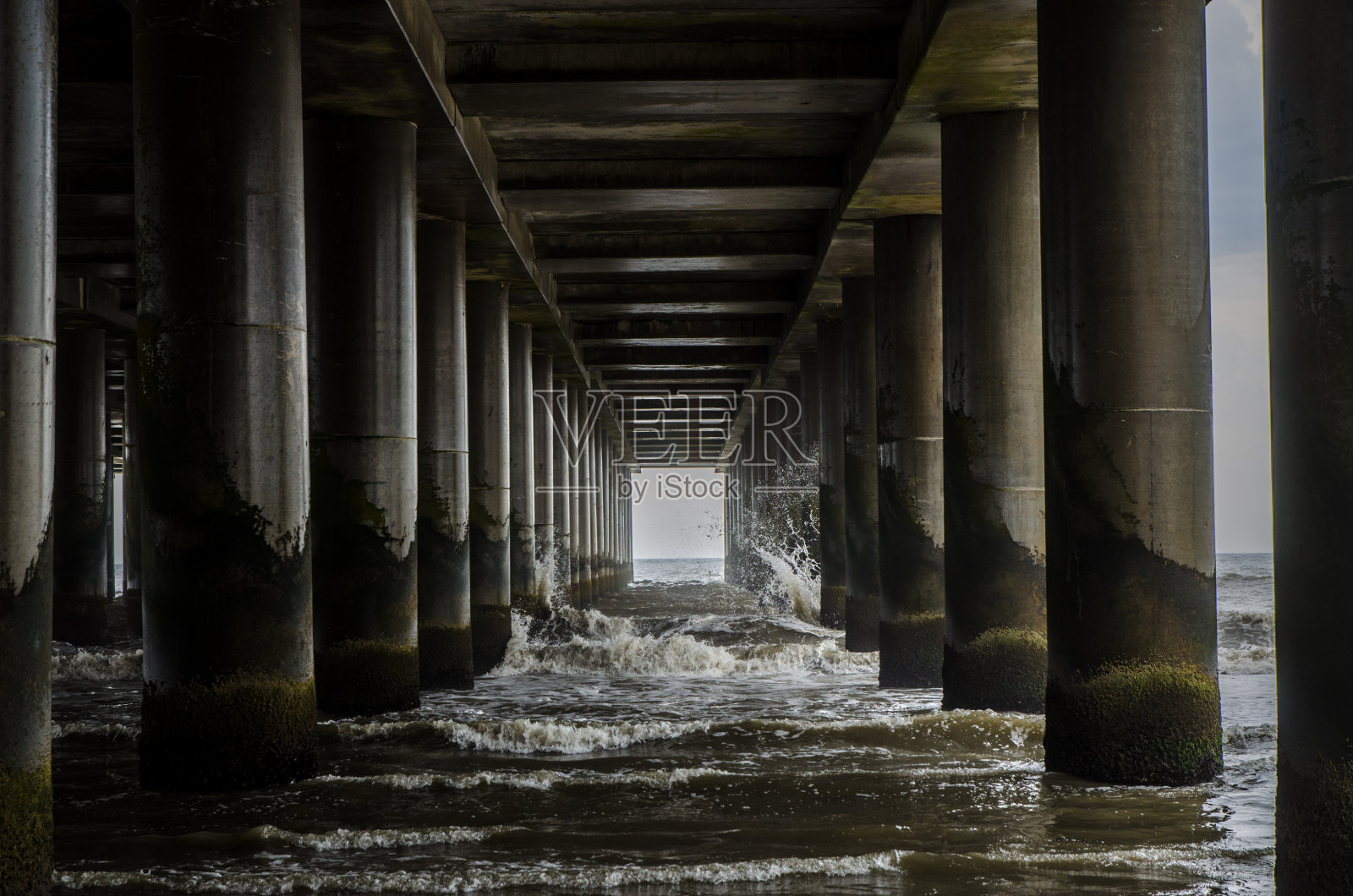 大西洋城海滩桥墩下的海浪照片摄影图片
