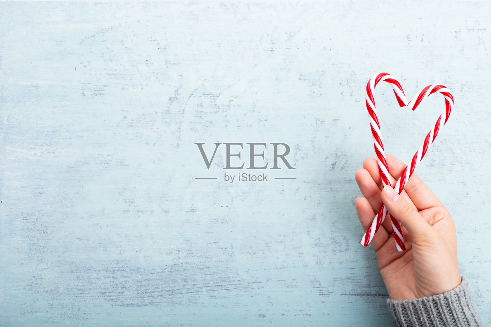 圣诞装饰在女人手里。圣诞贺卡。女人的手握着圣诞节或新年装饰的礼物。照片摄影图片