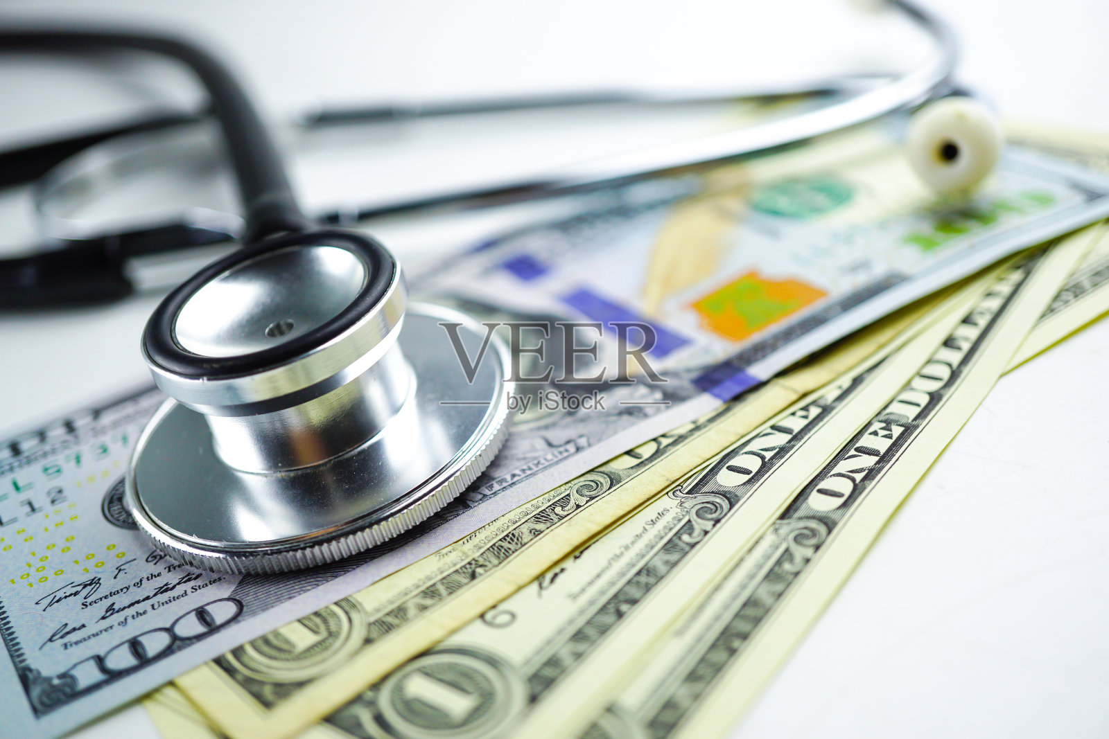 美元纸币听诊器,财务,会计,统计,分析研究数据和商务公司医疗卫生会议的概念照片摄影图片
