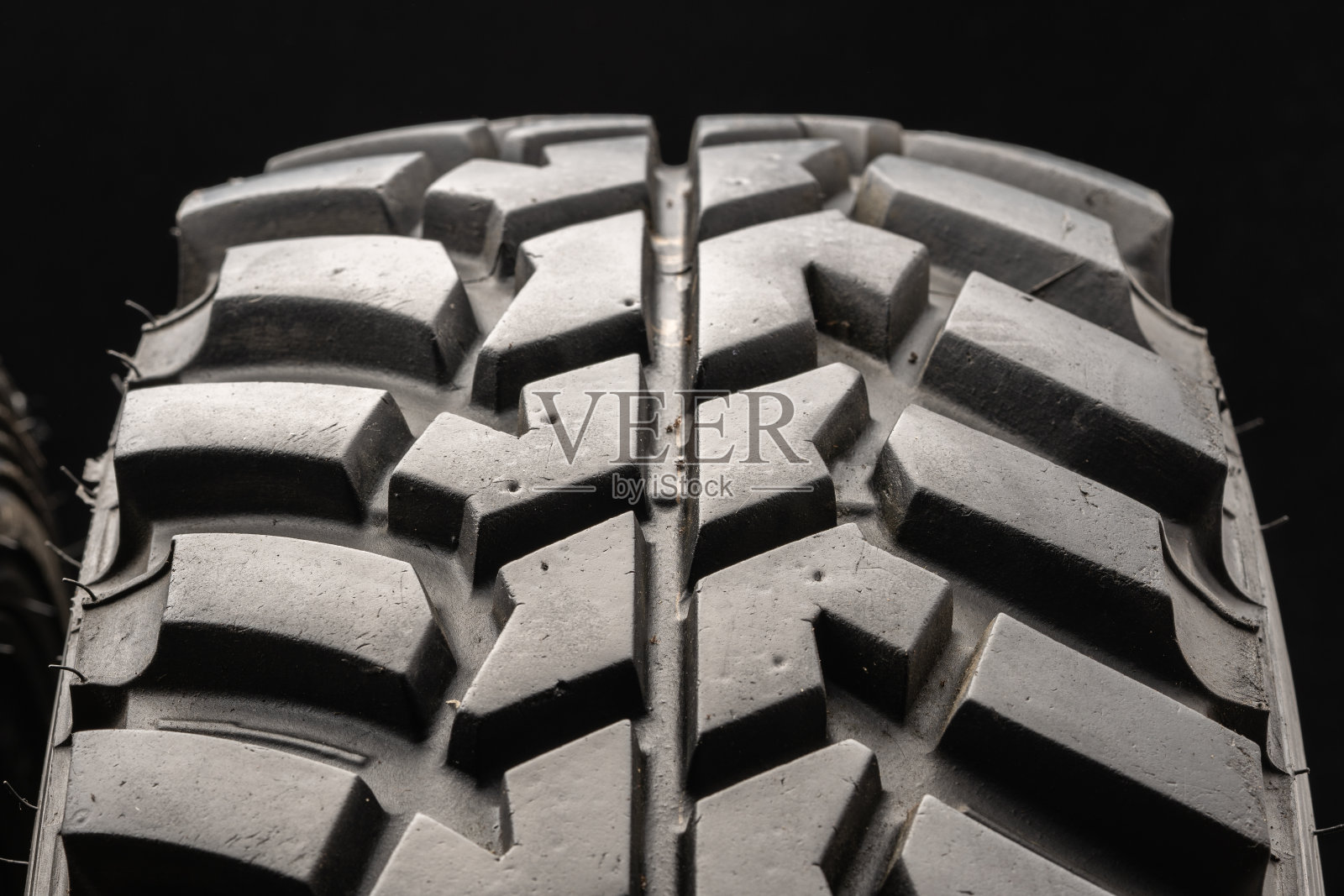 越野车轮胎防护装置,黑色背景,特写。照片摄影图片