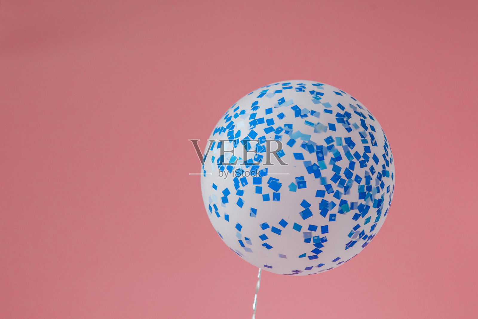 喜庆的粉色背景。淡粉色背景上闪烁的星星和气球。圣诞节。的婚礼。的生日。女人节快乐。母亲的一天。情人节。平铺,拷贝空间。照片摄影图片