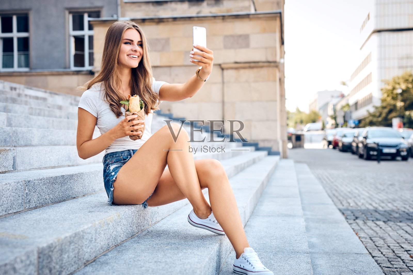 年轻女子在城里自拍和吃午饭照片摄影图片