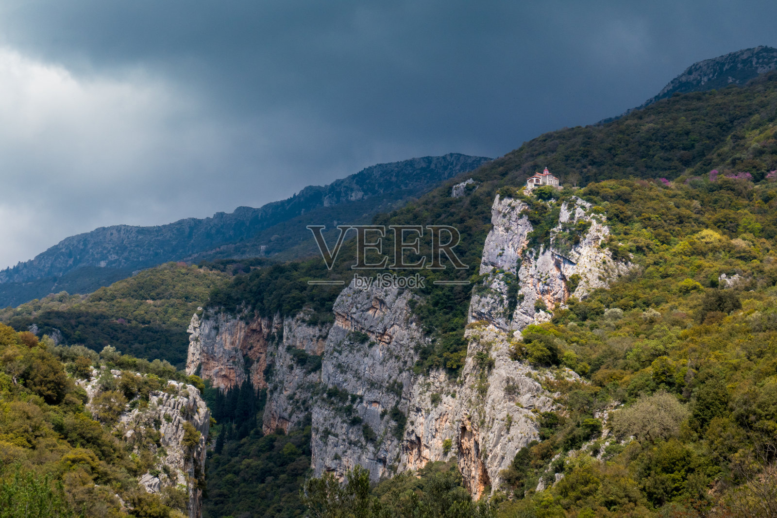路易斯峡谷(峡谷),伯罗奔尼撒,希腊。一座教堂建在一块岩石的顶上照片摄影图片