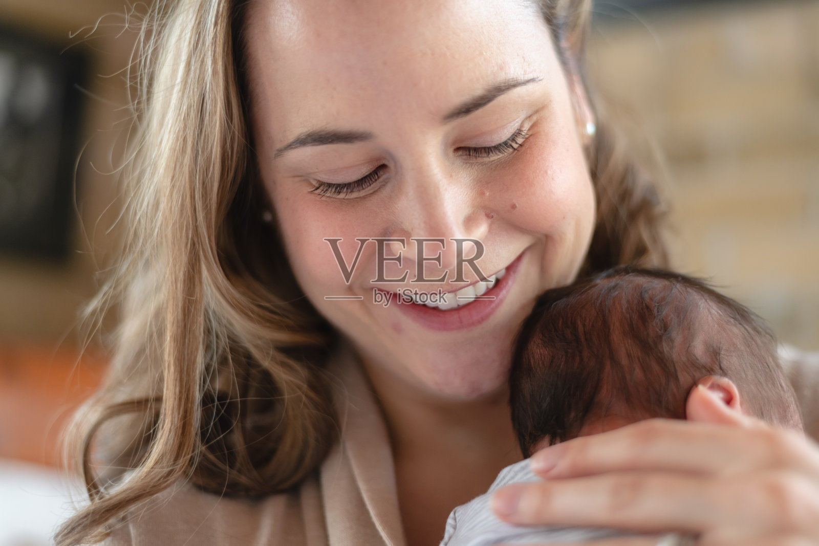 一个年轻的母亲和婴儿的纽带照片摄影图片