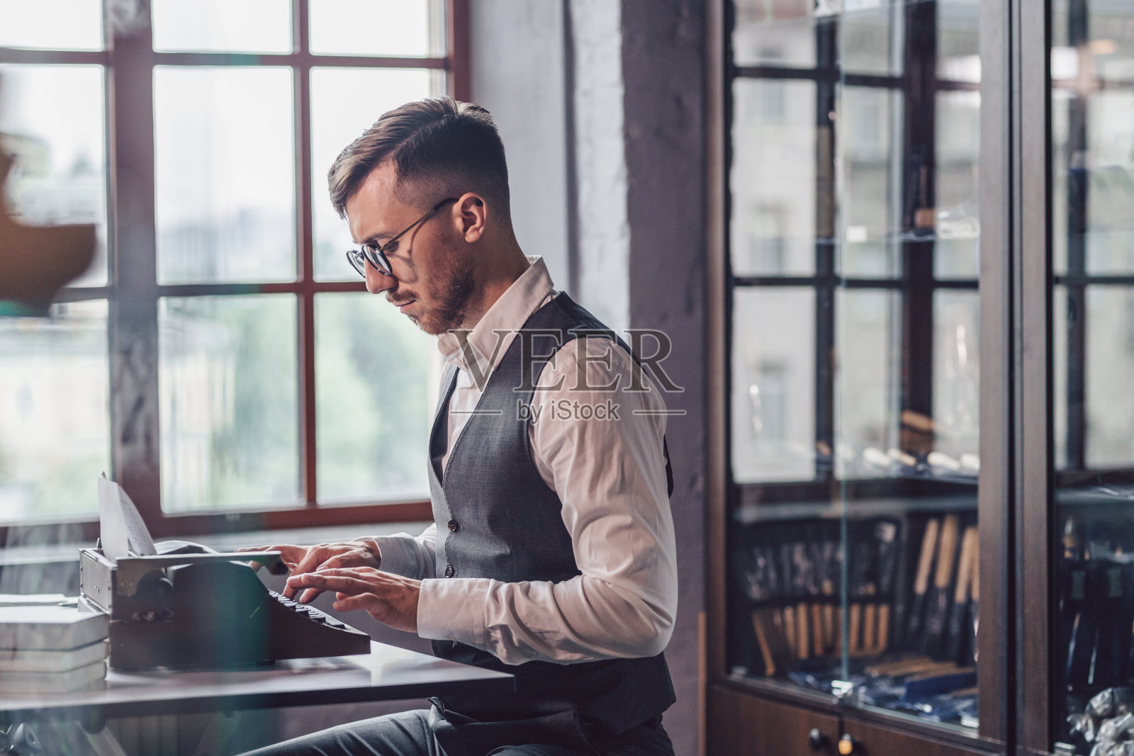 在窗边工作的作家照片摄影图片