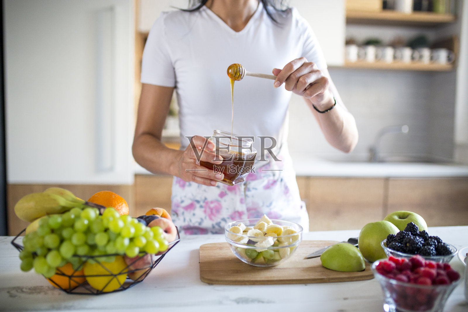 为早餐准备水果盘照片摄影图片