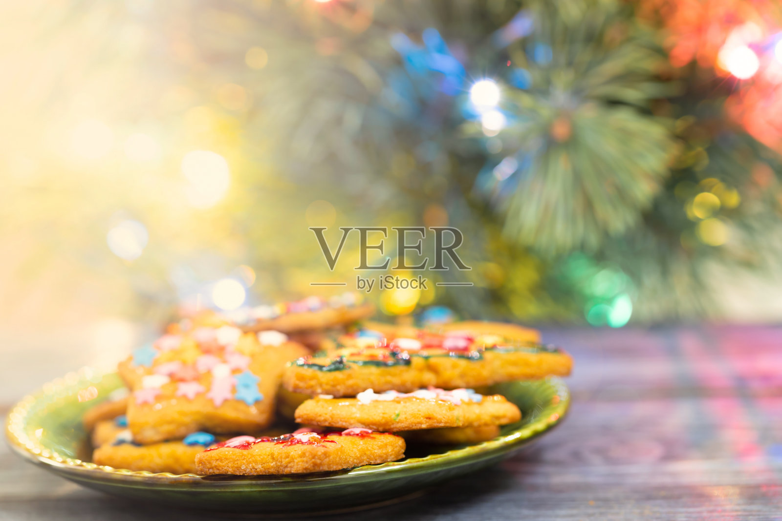 圣诞姜饼在新年树旁边的木桌上照片摄影图片