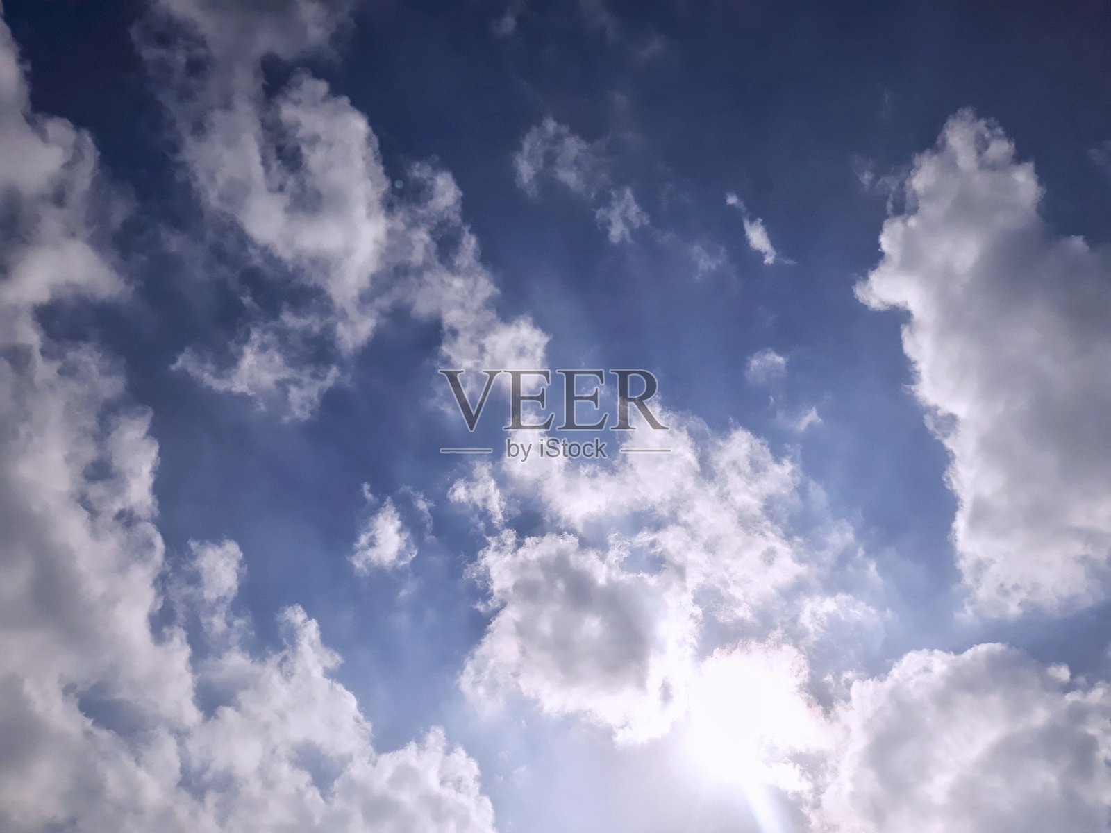 散焦亮蓝粉色固体多云天空照片摄影图片