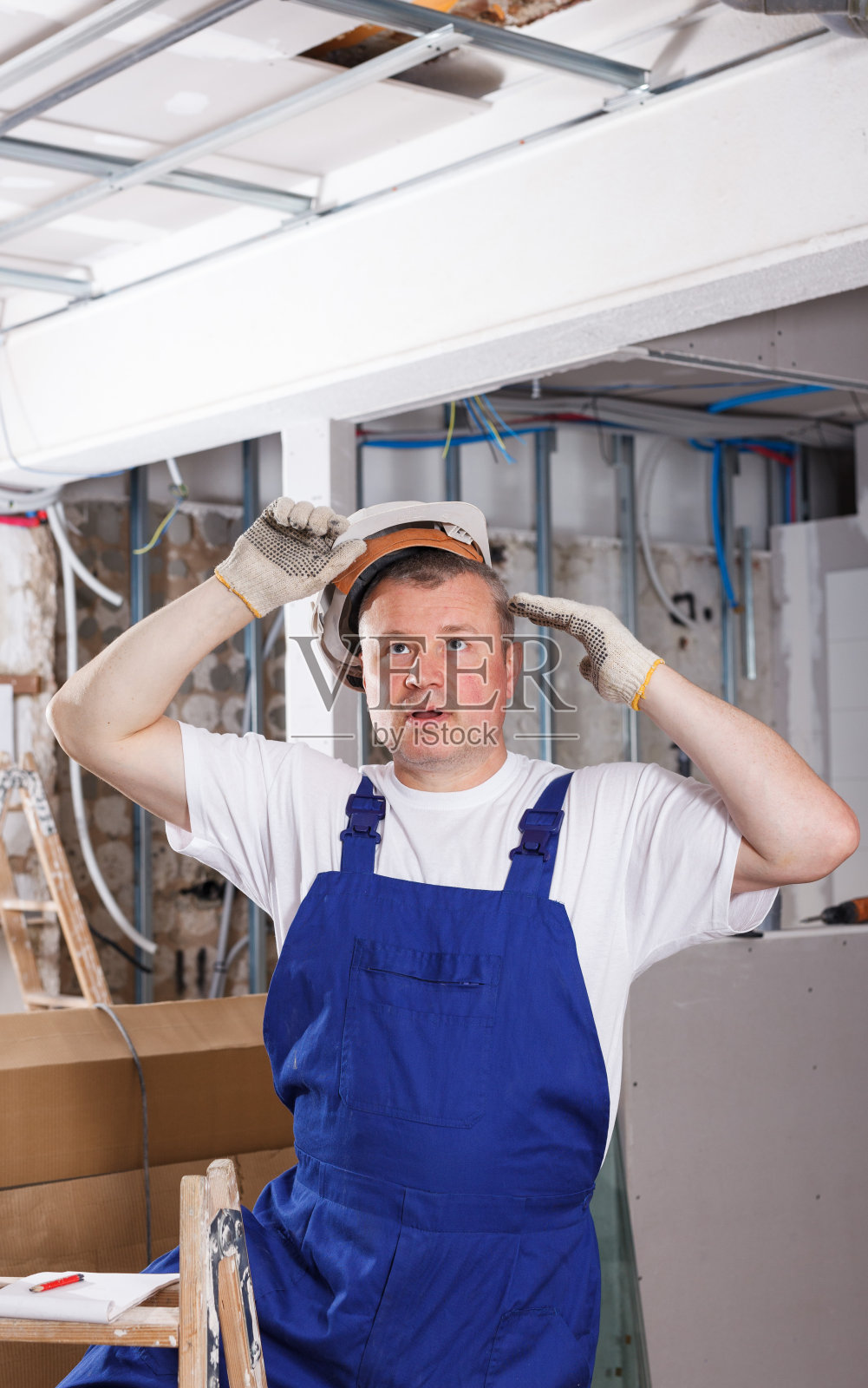 困惑的工人检查房间照片摄影图片