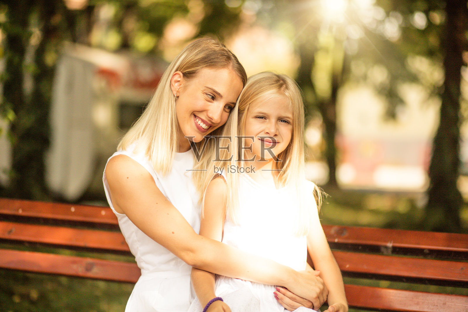 花时间和她最好的礼物在一起。照片摄影图片