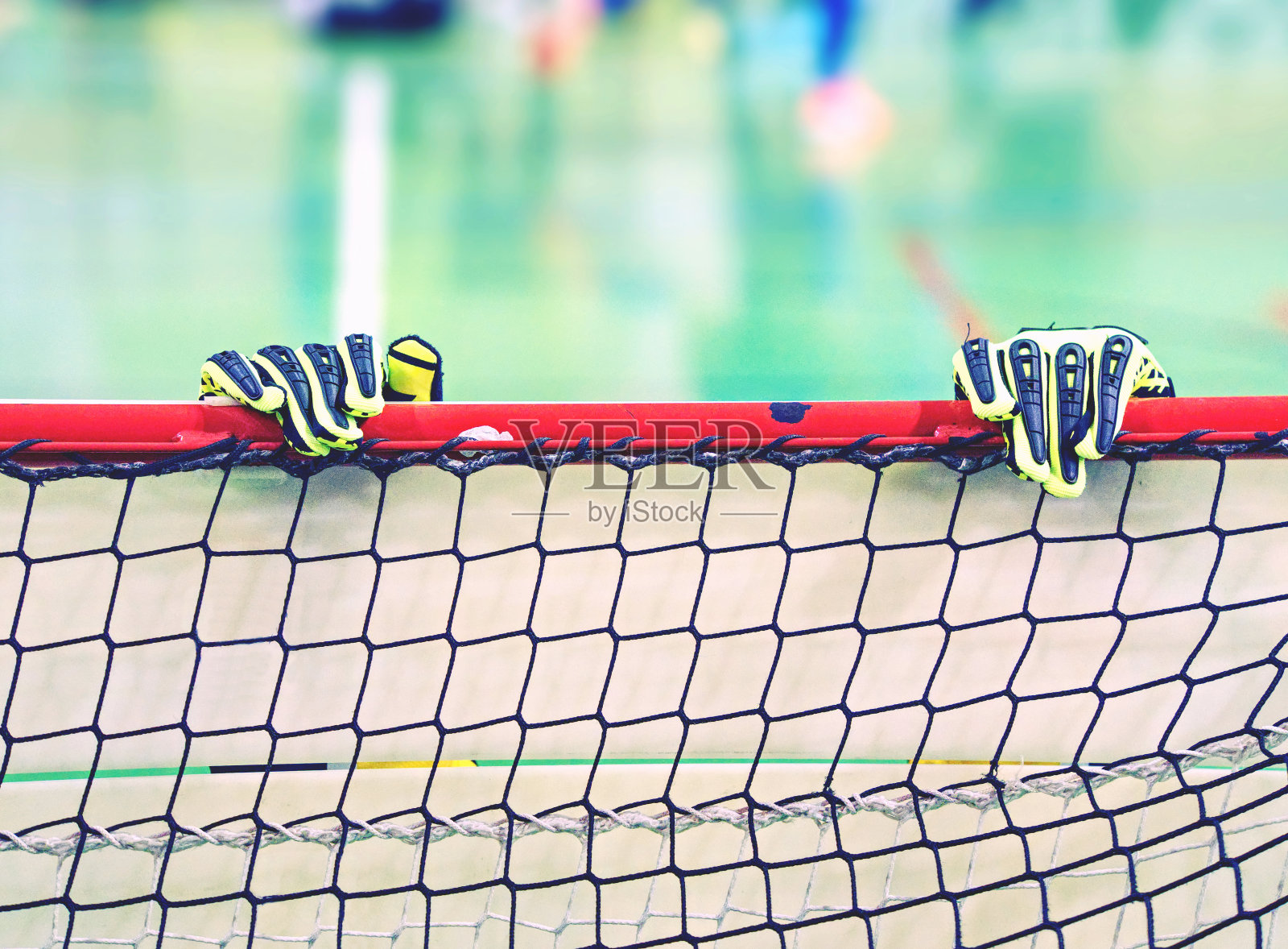 守门员手套戴在手上。门将使拉伸照片摄影图片