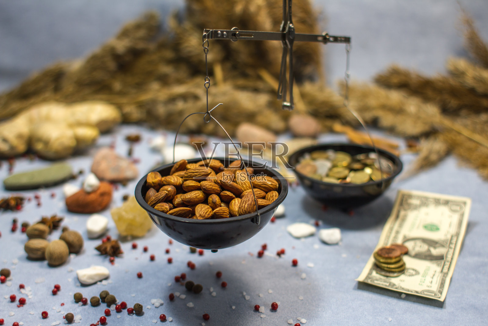 用重量、坚果和金钱拼贴照片摄影图片
