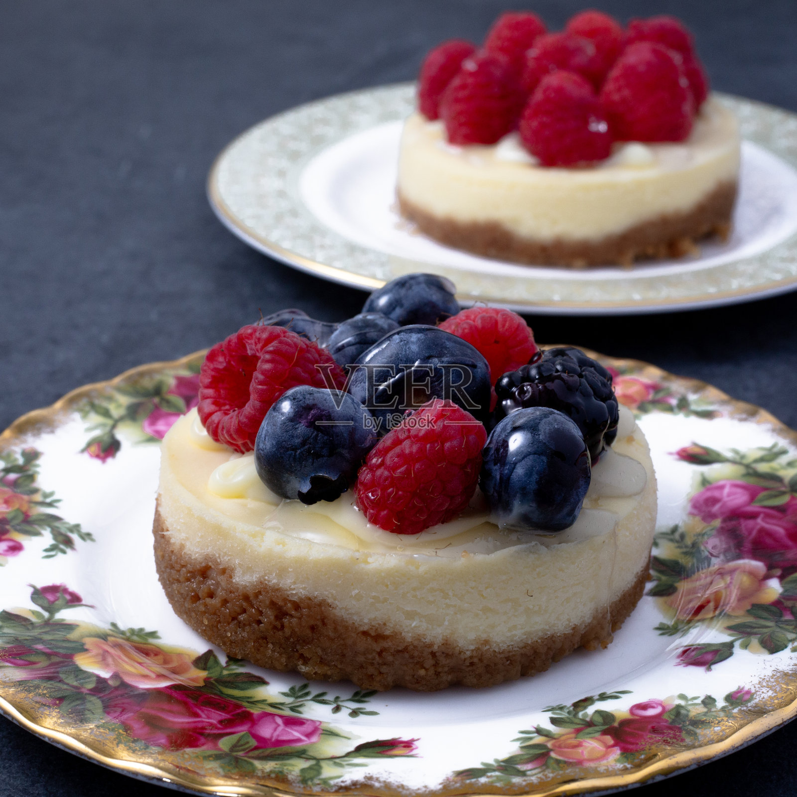 小莓芝士蛋糕照片摄影图片