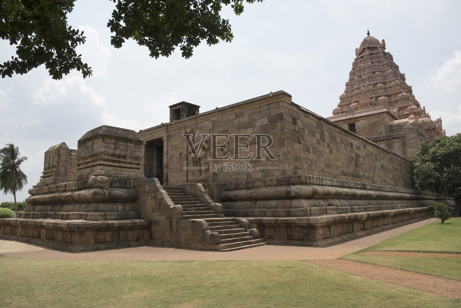 印度泰米尔纳德邦Gangaikondacholapuram,布里哈迪斯瓦拉寺,马哈曼达帕的入口。从东北方向望去。照片摄影图片