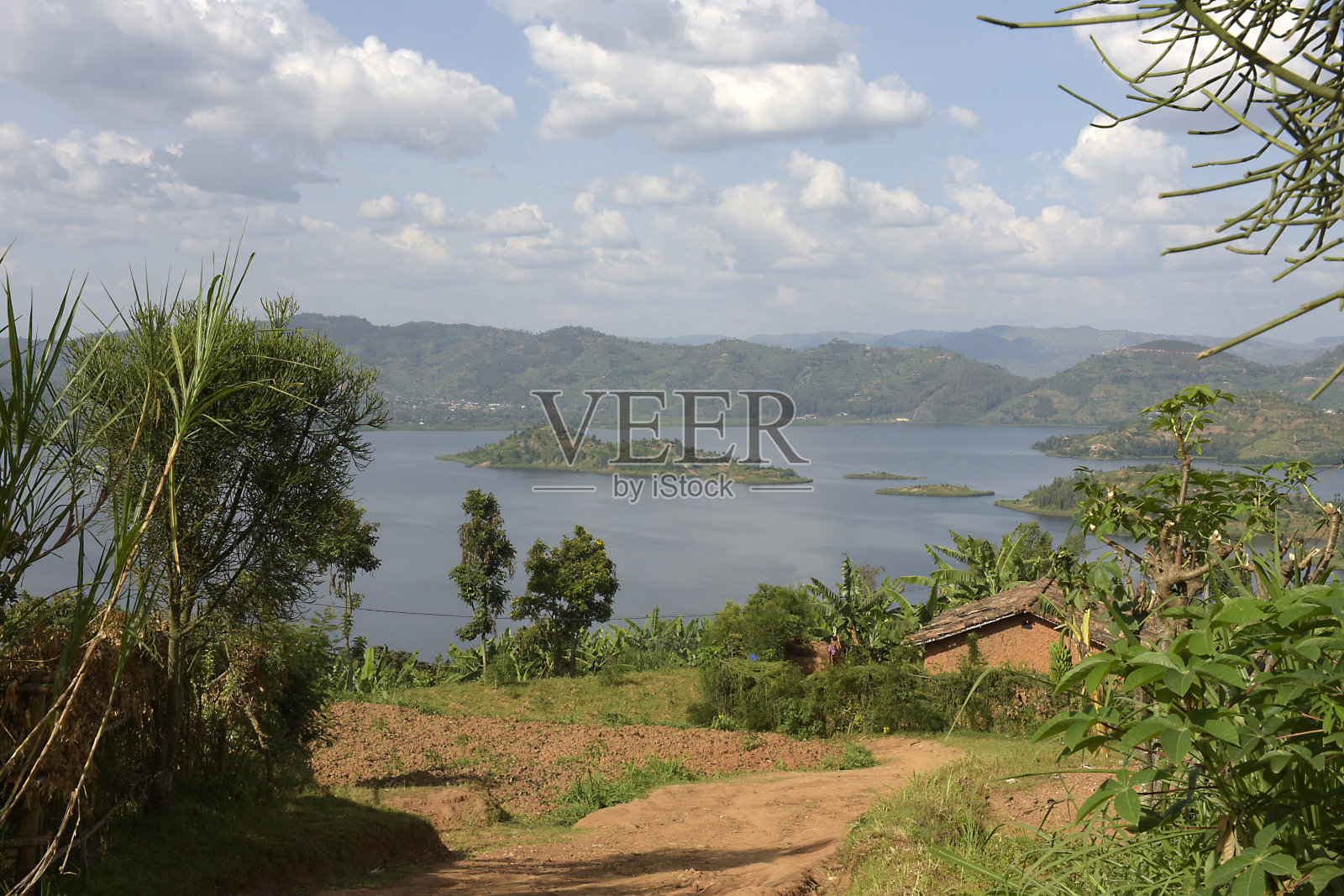 鲁洪多湖在维龙加火山山脉脚下-卢旺达照片摄影图片