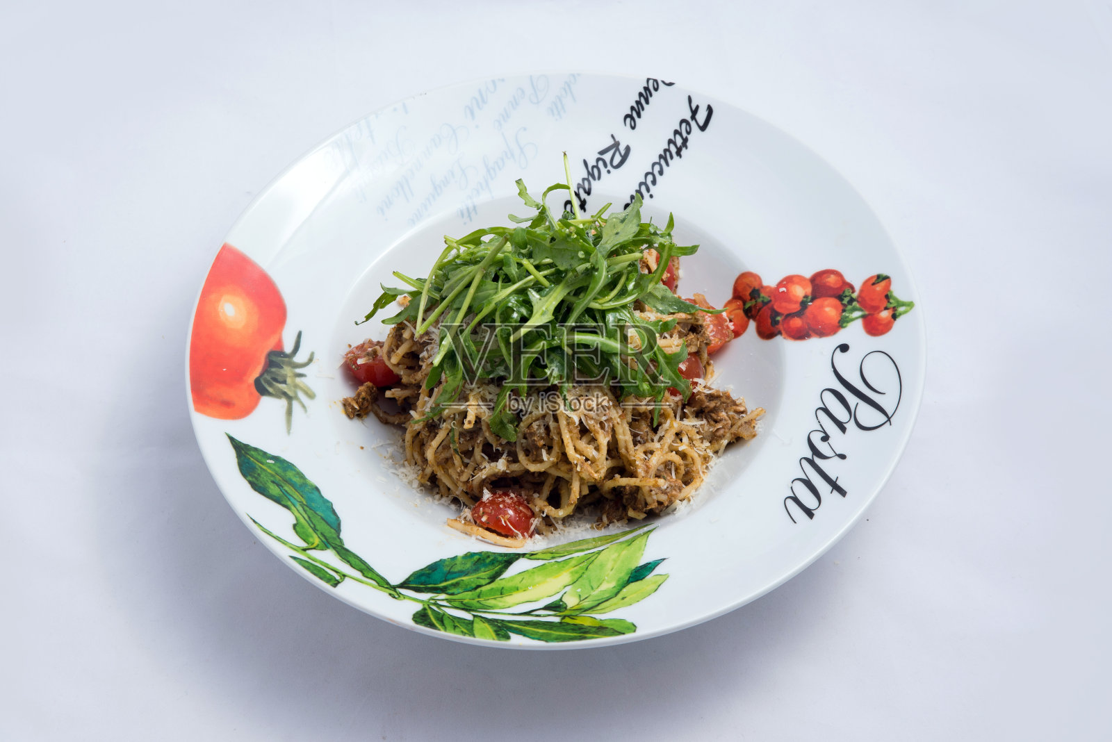 金枪鱼通心粉/金枪鱼酱配橄榄,西红柿和沙拉照片摄影图片