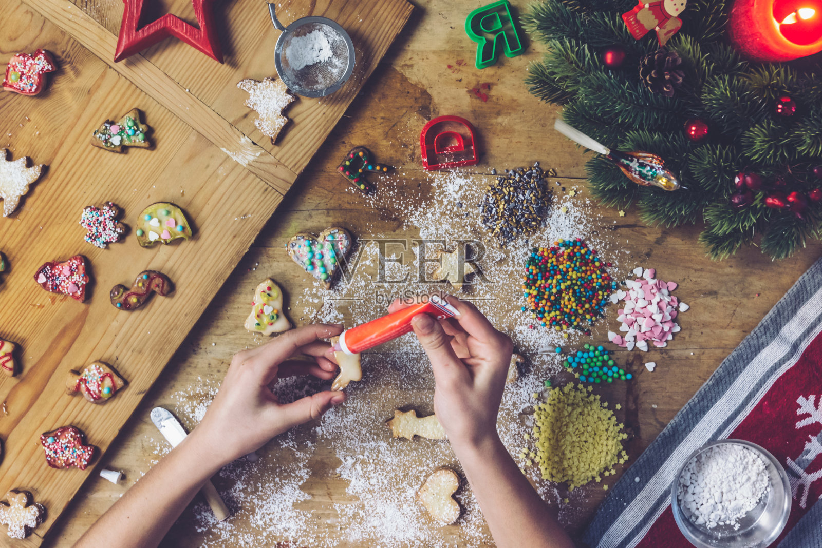 女性手画圣诞饼干照片摄影图片