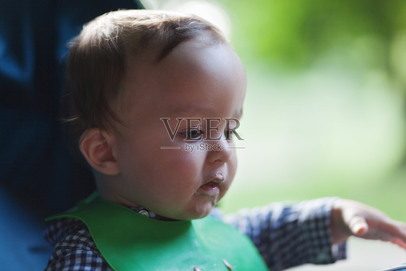 母亲喂养婴儿。婴儿和儿童将开始吃食物以获得发育大脑、消化和免疫系统的营养照片摄影图片