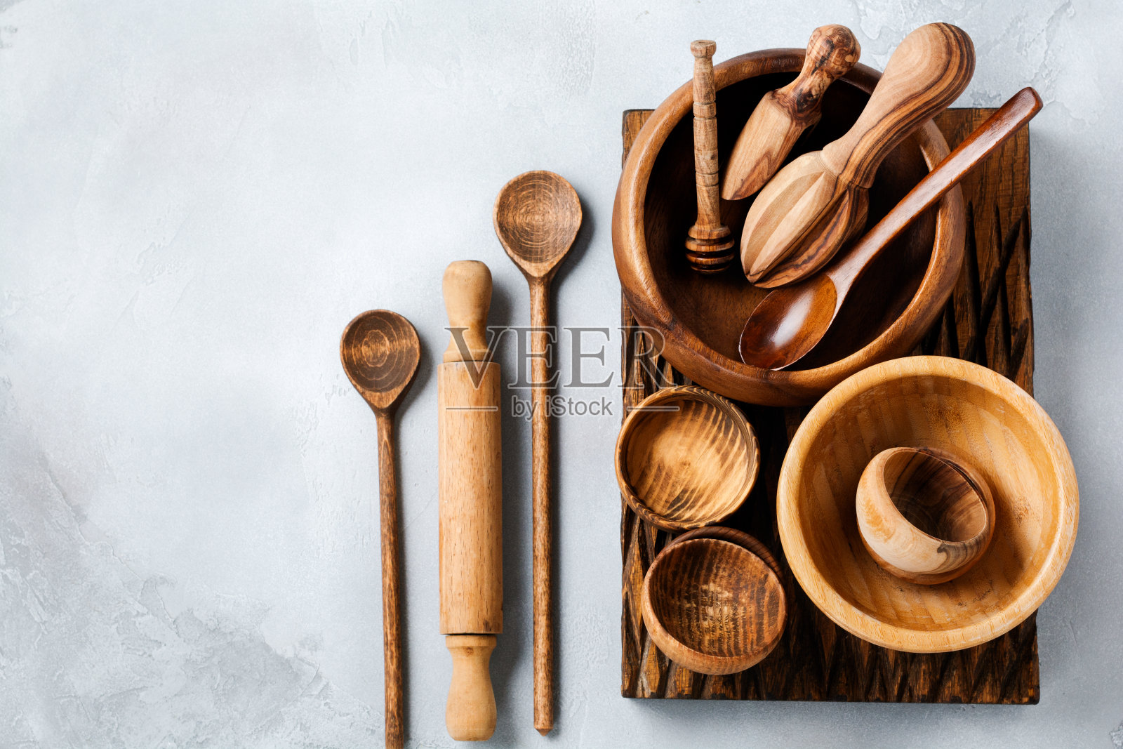 在灰色的混凝土背景上做饭用的木制空盘子。“零浪费”的概念。平的。照片摄影图片