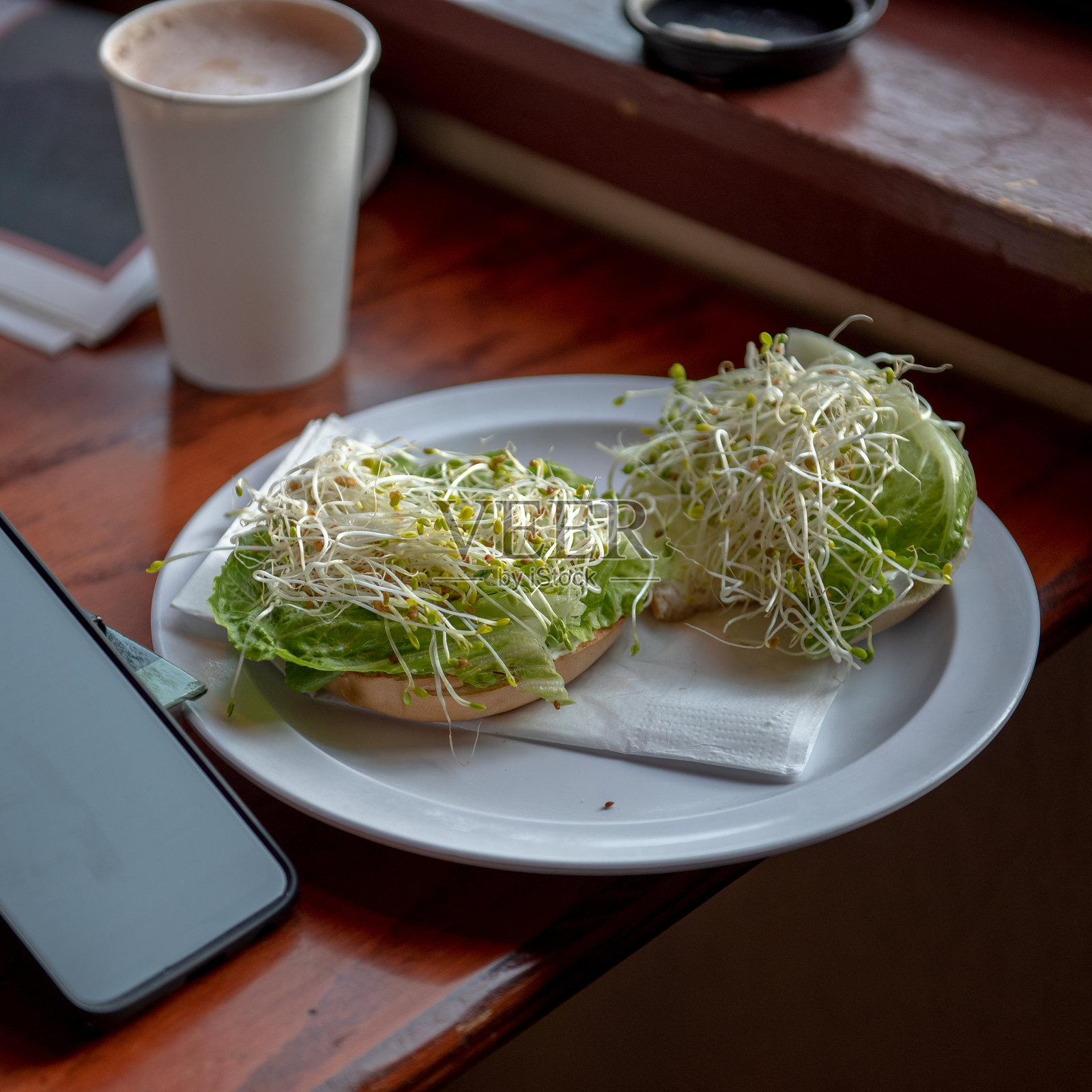木桌上的健康零食照片摄影图片