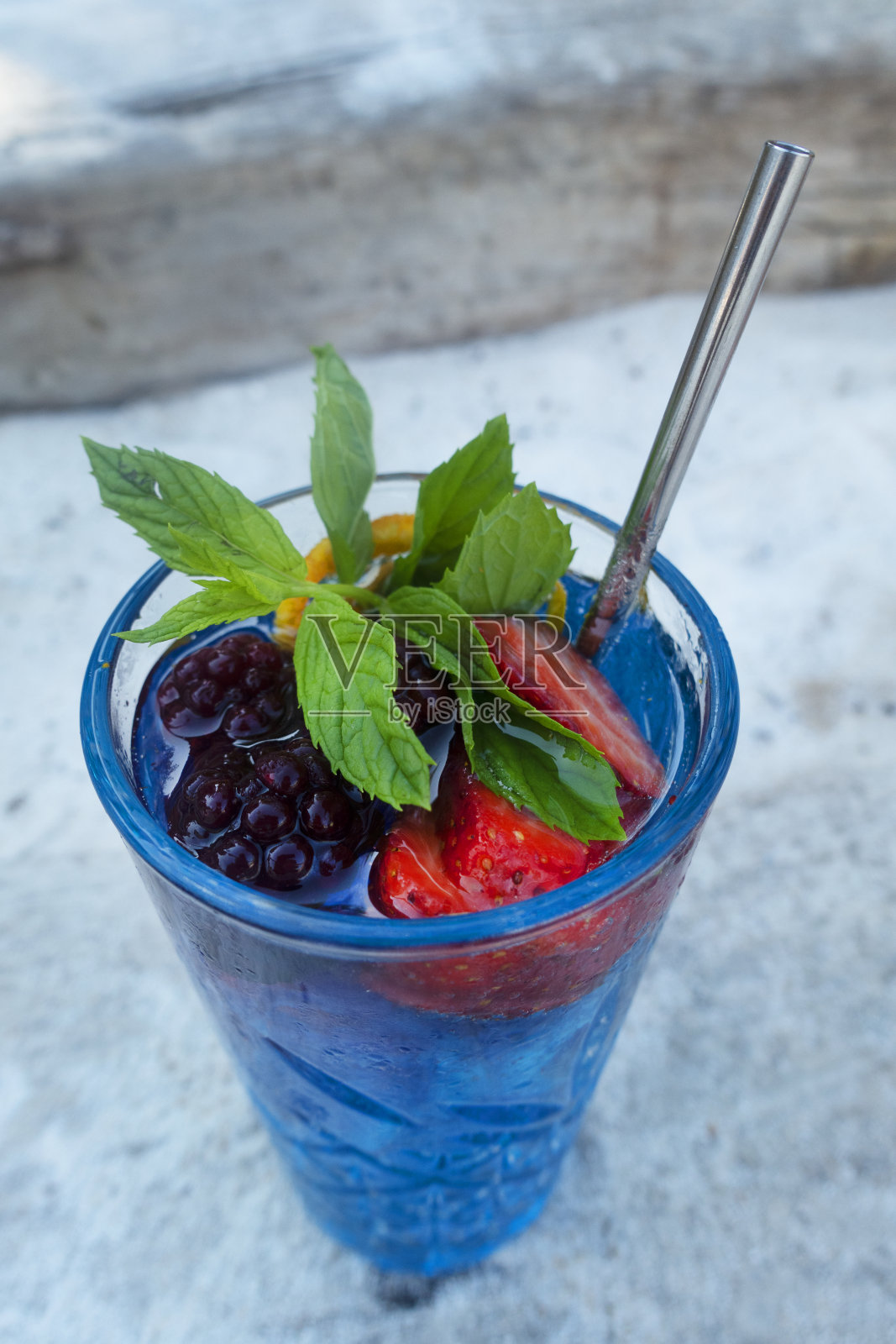 夏日茶点,泳池边的鸡尾酒照片摄影图片