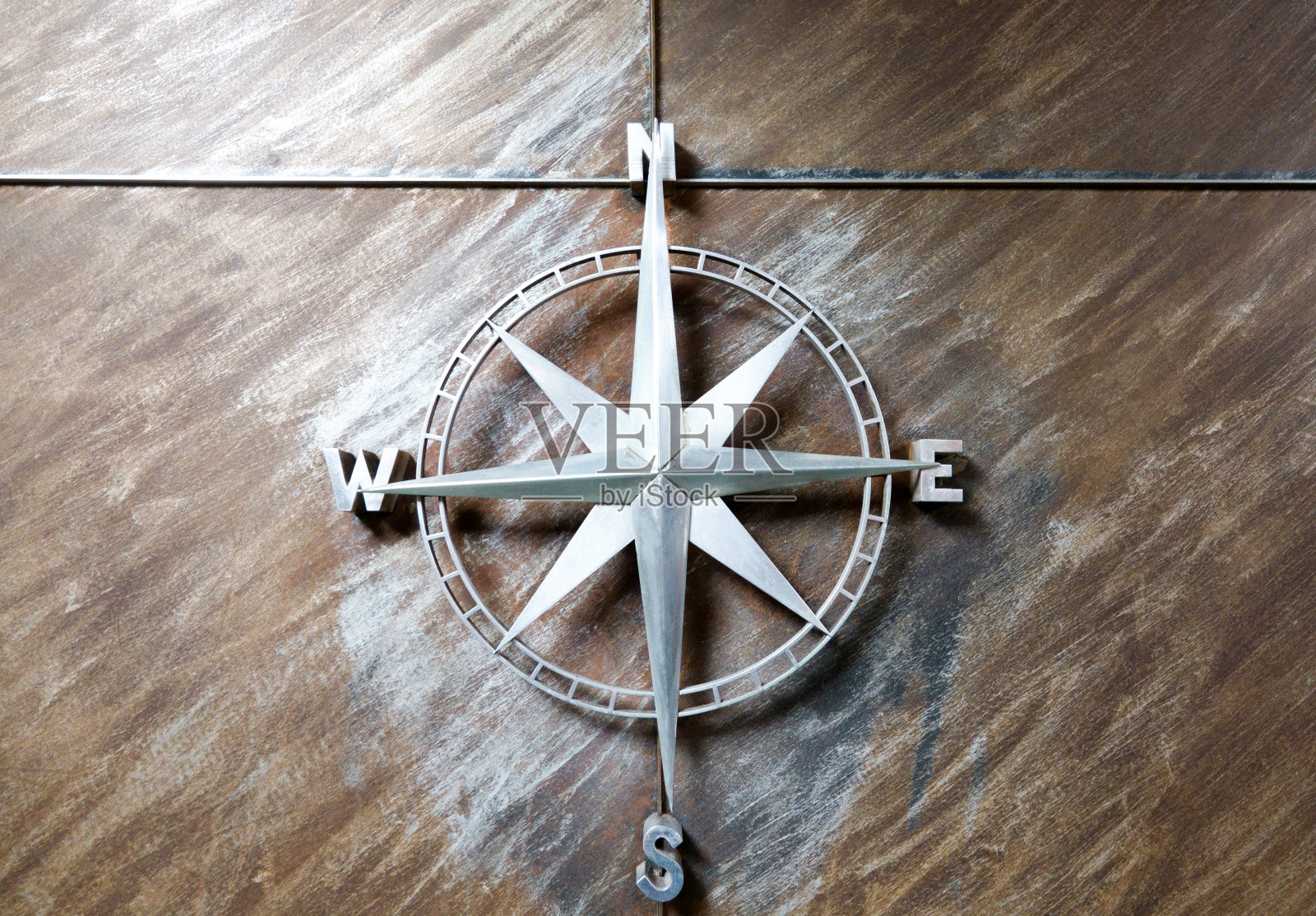 2019年6月,列宁号破冰船墙上的金属指南针照片摄影图片