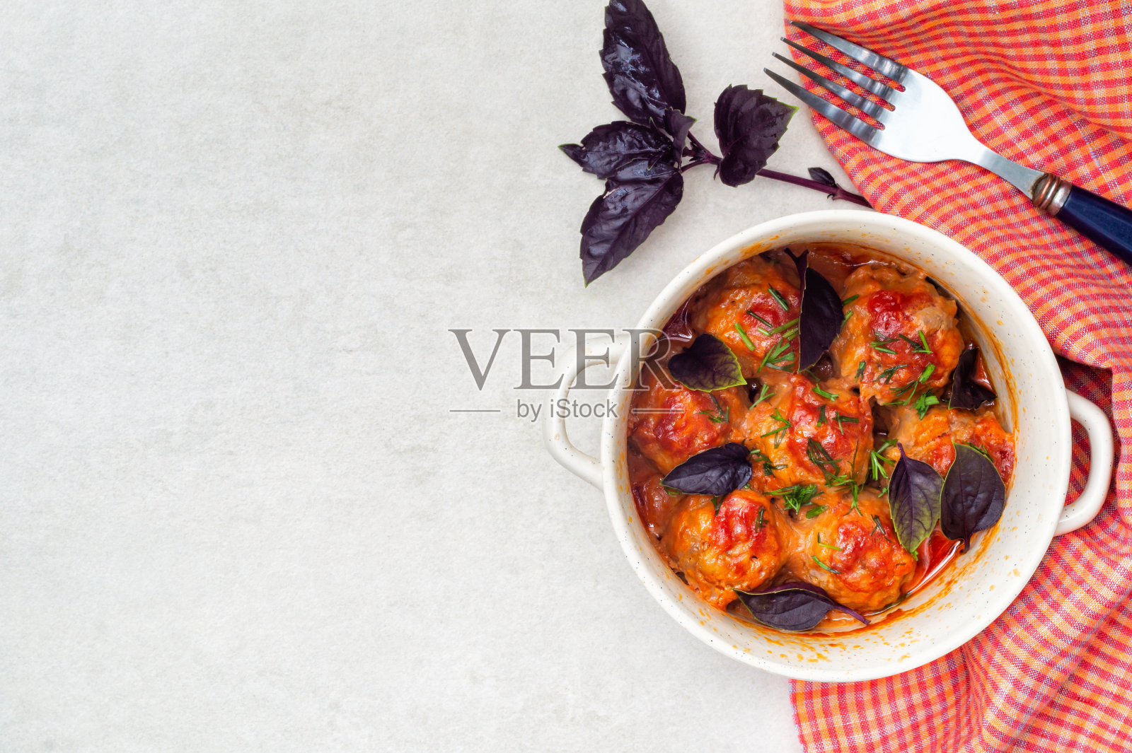 用番茄酱、香草、罗勒和大蒜炖的肉丸照片摄影图片