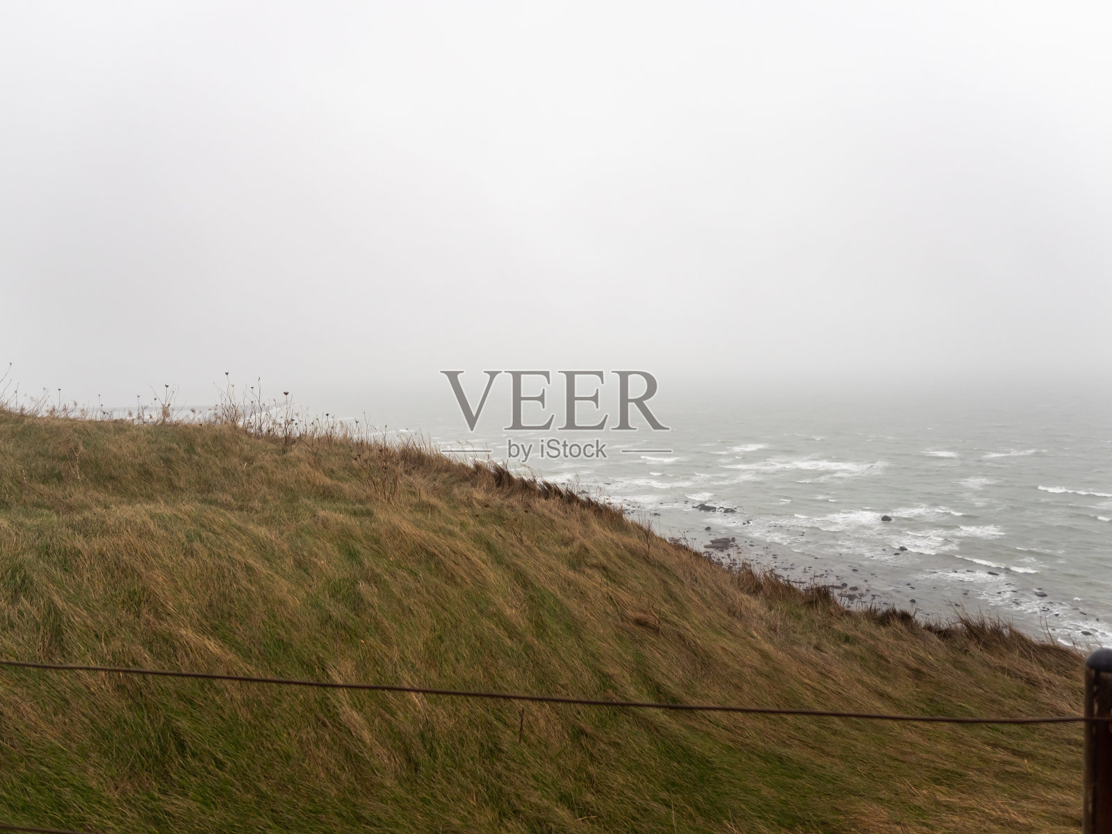 在一个刮风下雨的日子里照片摄影图片