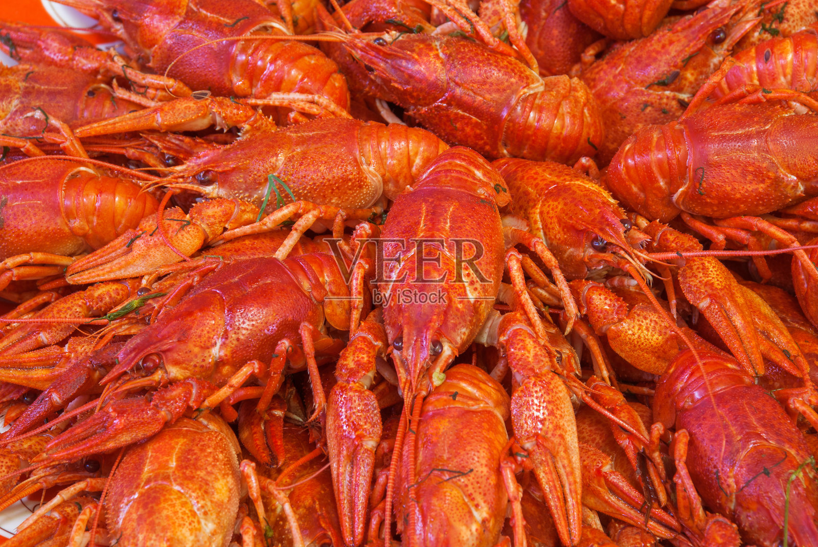 老木头背景上有小龙虾的静物照片摄影图片